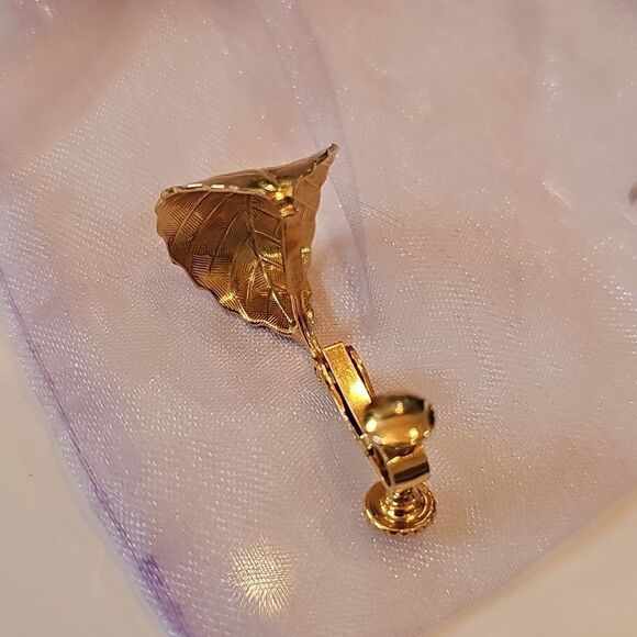 Gold leaf earing clip on, curved aspen hinged screwback Napier - Picture 7 of 8